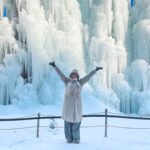 Une jeune femme posant devant un mur de fontaines gelées à Chilgapsan