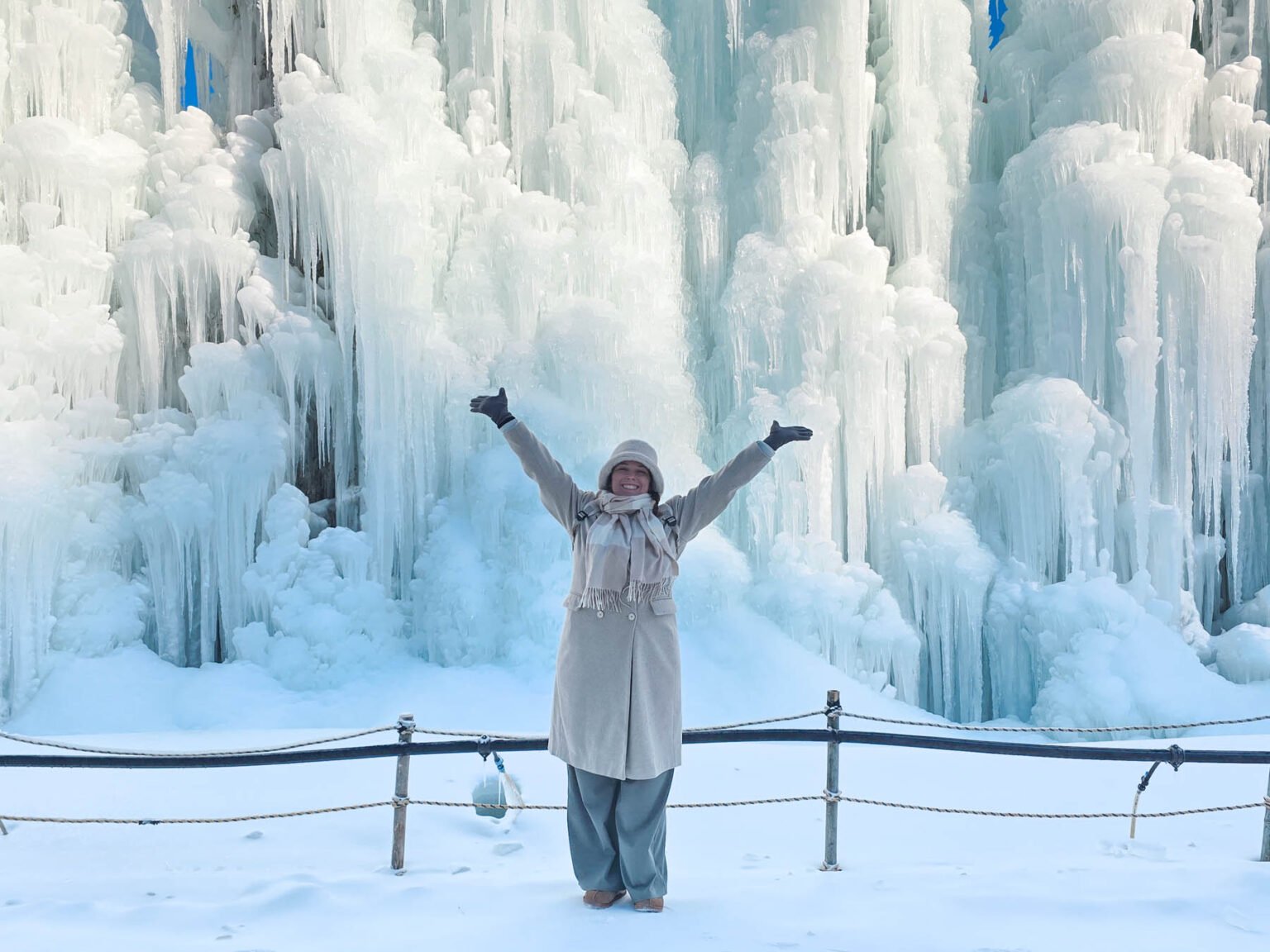 Une jeune femme posant devant un mur de fontaines gelées à Chilgapsan