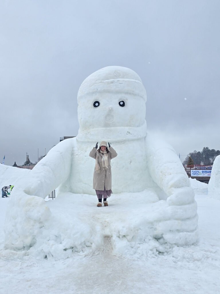 L'auteur de The Organized traveller qui pose devant une sculpture de neige du Daegwallyeong snow festival